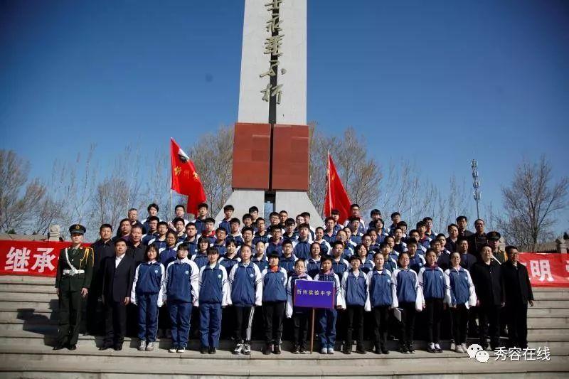可爱女孩参加宴会