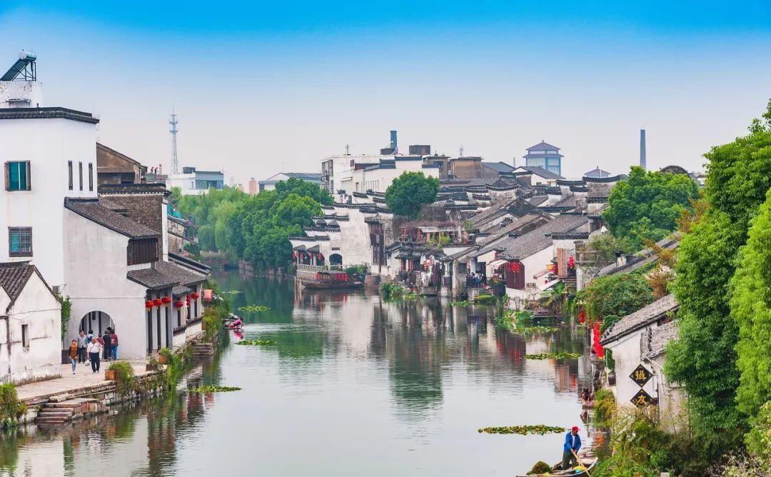 加缪：“不可战胜的夏天”从何而来？